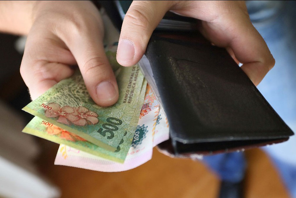 empleados-bancarios-celebran-salario-record-en-septiembre-en-cuanto-quedo-el-basico Empleados bancarios celebran salario récord en septiembre: ¿En cuánto quedó el básico?