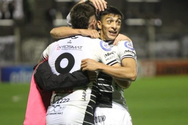 Estudiantes le ganó a Chicago y se afianzó en zona de Reducido