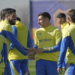 la-historia-detras-de-la-foto-el-dia-que-riquelme-le-dio-la-cinta-de-capitan-y-paredes-no-se-la-quedo-4 La historia detrás de la foto: el día que Riquelme le dio la cinta de capitán y Paredes no se la quedó