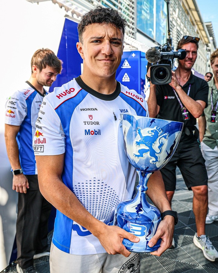 la-llamativa-razon-por-la-que-hadjar-recibio-en-monza-el-trofeo-por-un-tercer-puesto-que-logro-en-un-gp-anterior-1 La llamativa razón por la que Hadjar recibió en Monza el trofeo por un tercer puesto que logró en un GP anterior