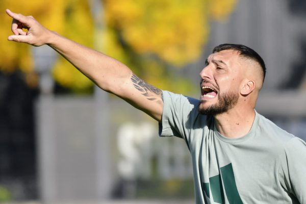 «Un buen tren», «rock» y «no juntamos 10 pases»: el plan de Riestra para un partido histórico ante River