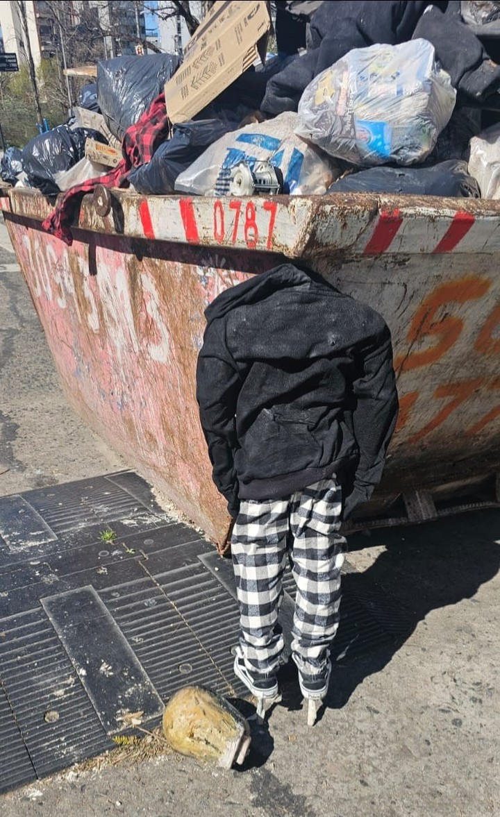un-maniqui-de-un-chico-en-penitencia-inquieta-y-perturba-a-los-vecinos-del-barrio-de-palermo-4 Un maniquí de un chico “en penitencia” inquieta y perturba a los vecinos del barrio de Palermo