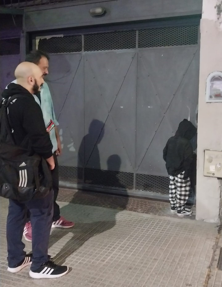 un-maniqui-de-un-chico-en-penitencia-inquieta-y-perturba-a-los-vecinos-del-barrio-de-palermo-6 Un maniquí de un chico “en penitencia” inquieta y perturba a los vecinos del barrio de Palermo