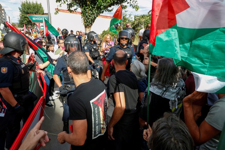 video-un-manifestante-provoco-la-caida-de-dos-ciclistas-en-la-vuelta-de-espana-1 Video: un manifestante provocó la caída de dos ciclistas en la Vuelta de España
