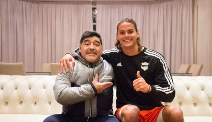vivio-en-una-pieza-con-siete-chicos-una-charla-con-maradona-le-abrio-la-cabeza-y-busca-ascender-con-deportivo-madryn-1 Vivió en una pieza con siete chicos, una charla con Maradona le abrió la cabeza y busca ascender con Deportivo Madryn