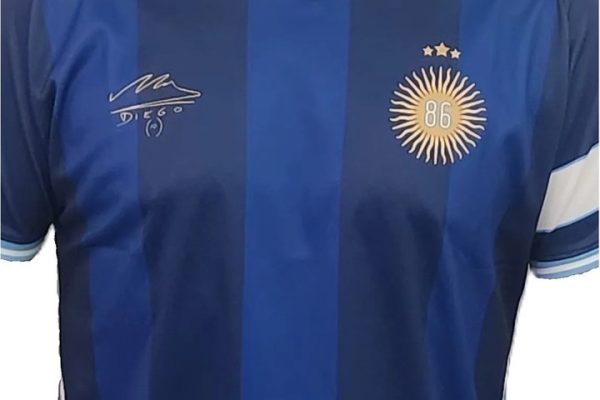 ¡Aprovechá el 28 % OFF! Camiseta D10s 1986 de Maradona oficial, la pieza conmemorativa para fanáticos del Diego