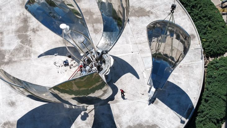 comenzo-la-etapa-final-de-la-restauracion-de-la-floralis-generica-con-un-megaoperativo-por-rio-y-tierra-1 Comenzó la etapa final de la restauración de la Floralis Genérica con un megaoperativo por rio y tierra