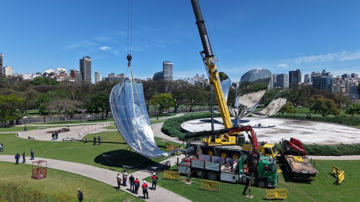comenzo-la-etapa-final-de-la-restauracion-de-la-floralis-generica-con-un-megaoperativo-por-rio-y-tierra-2 Comenzó la etapa final de la restauración de la Floralis Genérica con un megaoperativo por rio y tierra