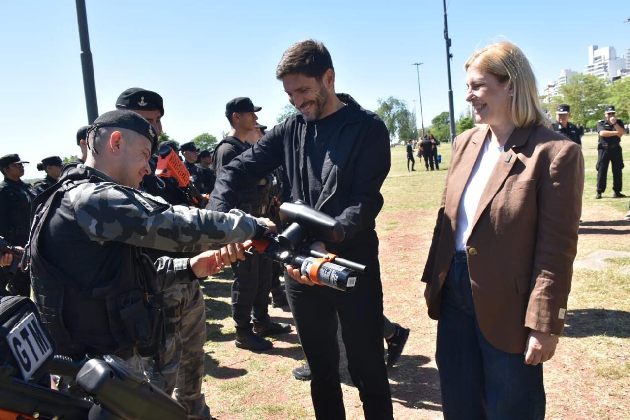 el-gobierno-de-santa-fe-entrego-nuevas-armas-de-menor-letalidad-para-que-las-fuerzas-patrullen-rosario-1 El Gobierno de Santa Fe entregó nuevas armas de menor letalidad para que las fuerzas patrullen Rosario