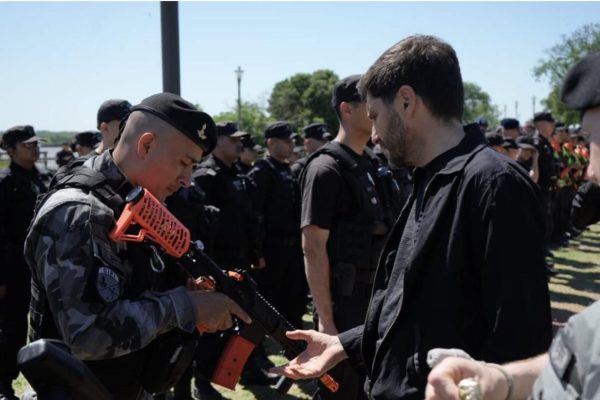 El Gobierno de Santa Fe entregó nuevas armas de menor letalidad para que las fuerzas patrullen Rosario
