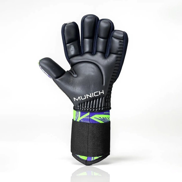 el-mono-navarro-montoya-prueba-y-recomienda-los-guantes-de-arquero-munich-loyalty-4 El Mono Navarro Montoya prueba y recomienda los guantes de arquero Munich Loyalty