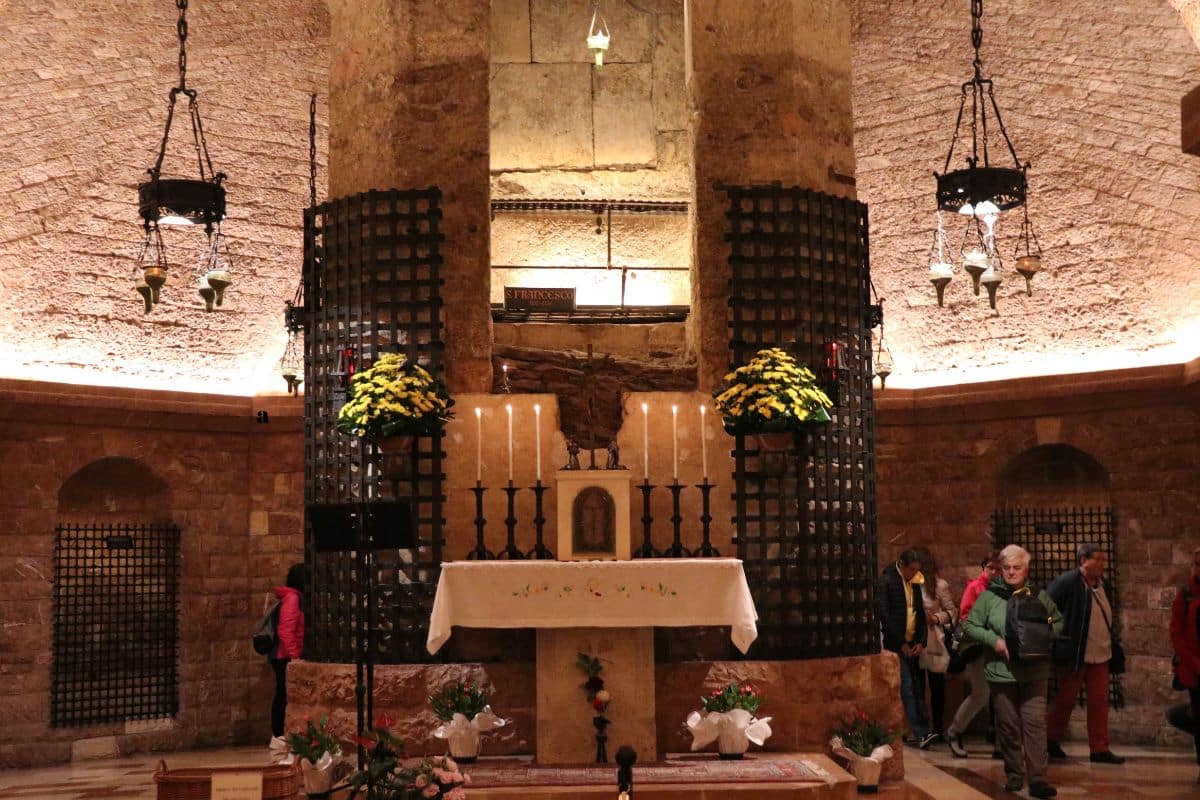 el-vaticano-revela-los-restos-de-san-francisco-de-asis-una-exhibicion-historica-a-800-anos-de-su-muerte El Vaticano revela los restos de San Francisco de Asís: una exhibición histórica a 800 años de su muerte