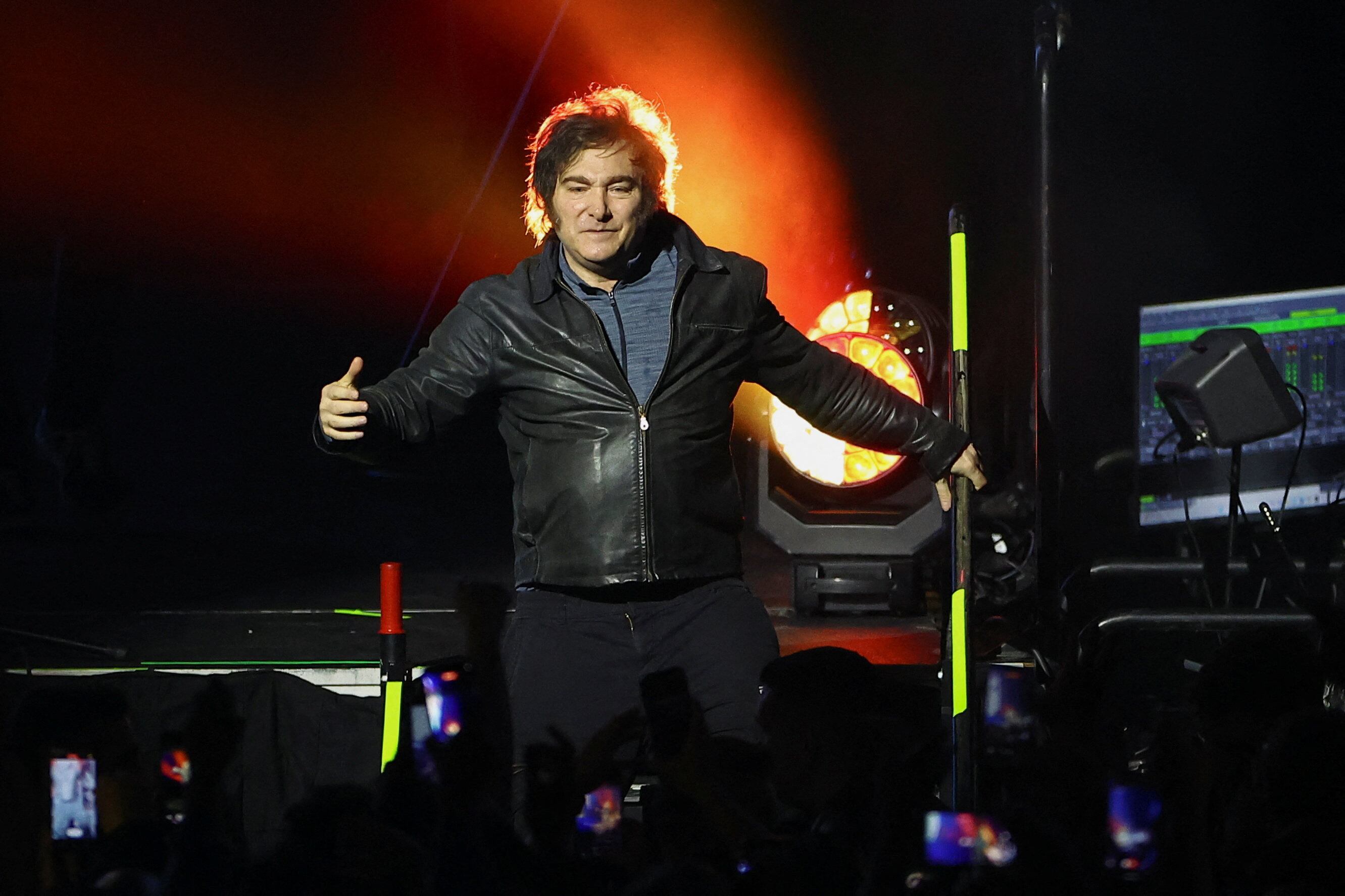 extenso-show-musical-y-un-mensaje-a-la-interna-javier-milei-busco-relanzar-la-campana-tras-la-salida-de-espert-1 Extenso show musical y un mensaje a la interna: Javier Milei buscó relanzar la campaña tras la salida de Espert
