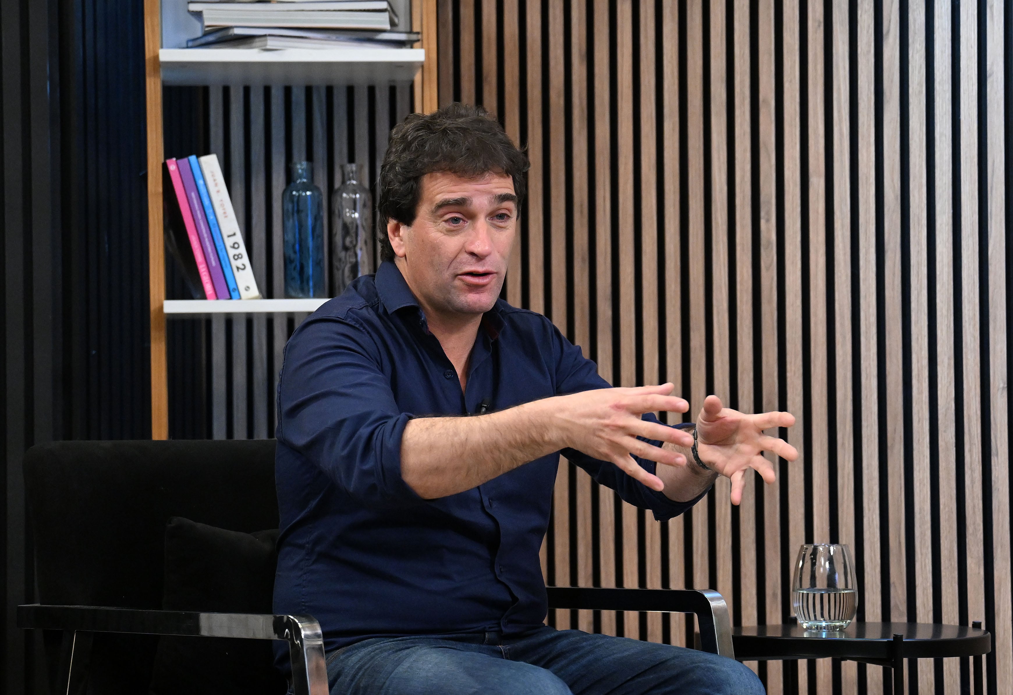 gabriel-solano-en-la-entrevista-informal-el-pibe-que-roba-en-una-esquina-es-victima-y-victimario-a-la-vez-3 Gabriel Solano, en La Entrevista Informal: “El pibe que roba en una esquina es víctima y victimario a la vez”