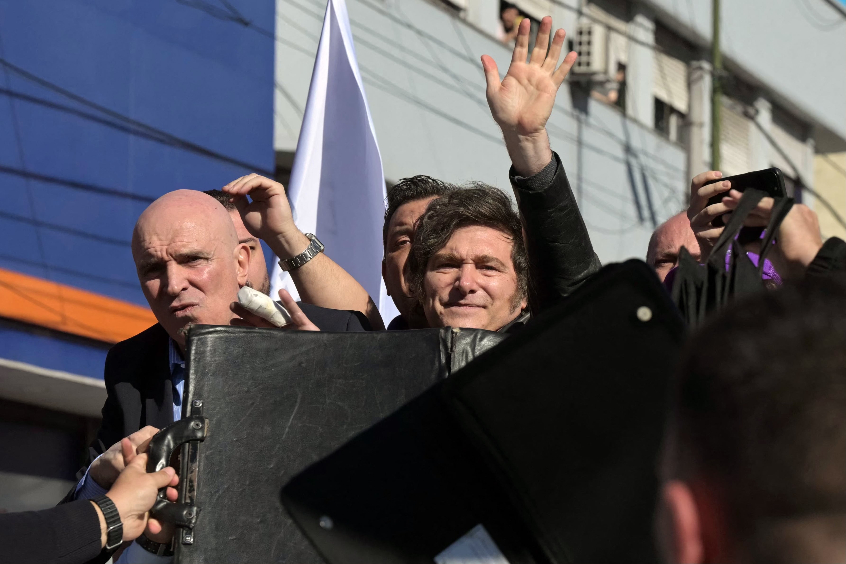 horas-decisivas-en-el-gobierno-espert-confirmo-la-transferencia-milei-lo-respaldo-y-no-se-baja-de-su-candidatura-1 Horas decisivas en el Gobierno: Espert confirmó la transferencia, Milei lo respaldó y no se baja de su candidatura