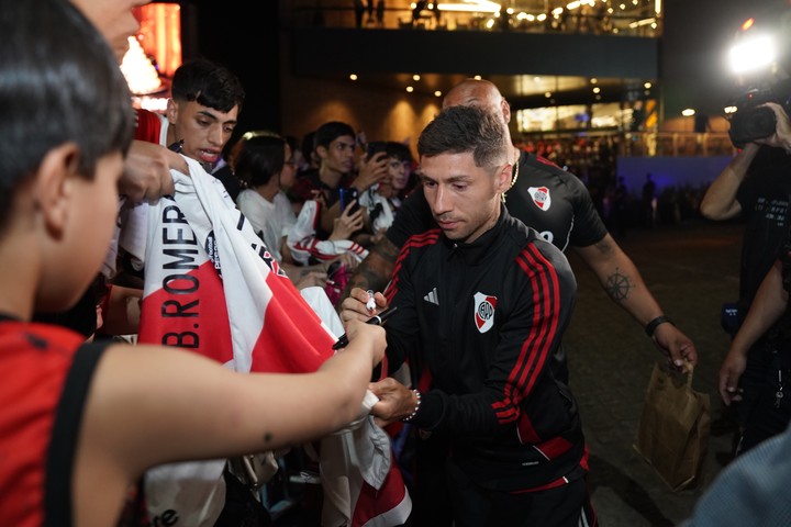 locura-por-river-en-cordoba-gran-recibimiento-y-encuentro-entre-los-jugadores-e-hinchas-1 Locura por River en Córdoba: gran recibimiento y encuentro entre los jugadores e hinchas