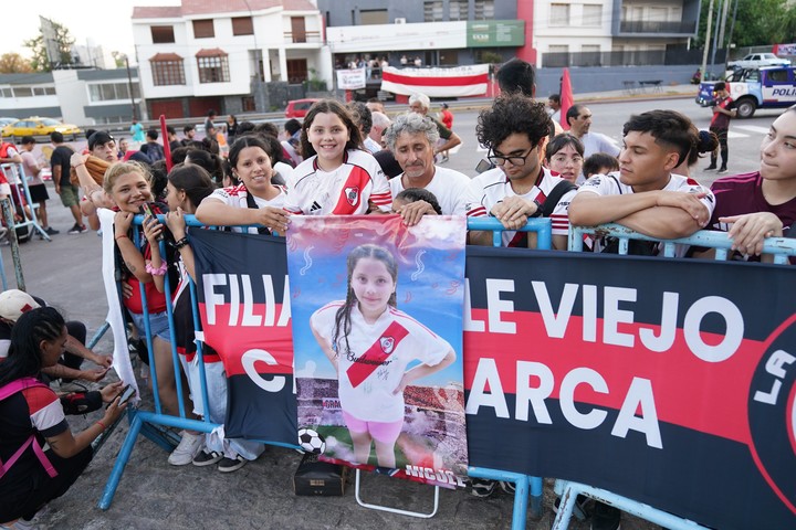 locura-por-river-en-cordoba-gran-recibimiento-y-encuentro-entre-los-jugadores-e-hinchas-2 Locura por River en Córdoba: gran recibimiento y encuentro entre los jugadores e hinchas