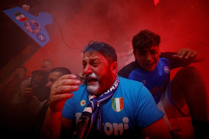 mano-dura-deportaron-a-180-barras-del-napoli-tras-los-disturbios-en-paises-bajos-1 Mano dura: deportaron a 180 barras del Napoli tras los disturbios en Países Bajos