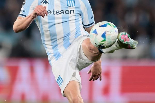Maravilla Martínez, figura de Racing: «Estoy más preocupado por la amarilla que por hacer un gol»