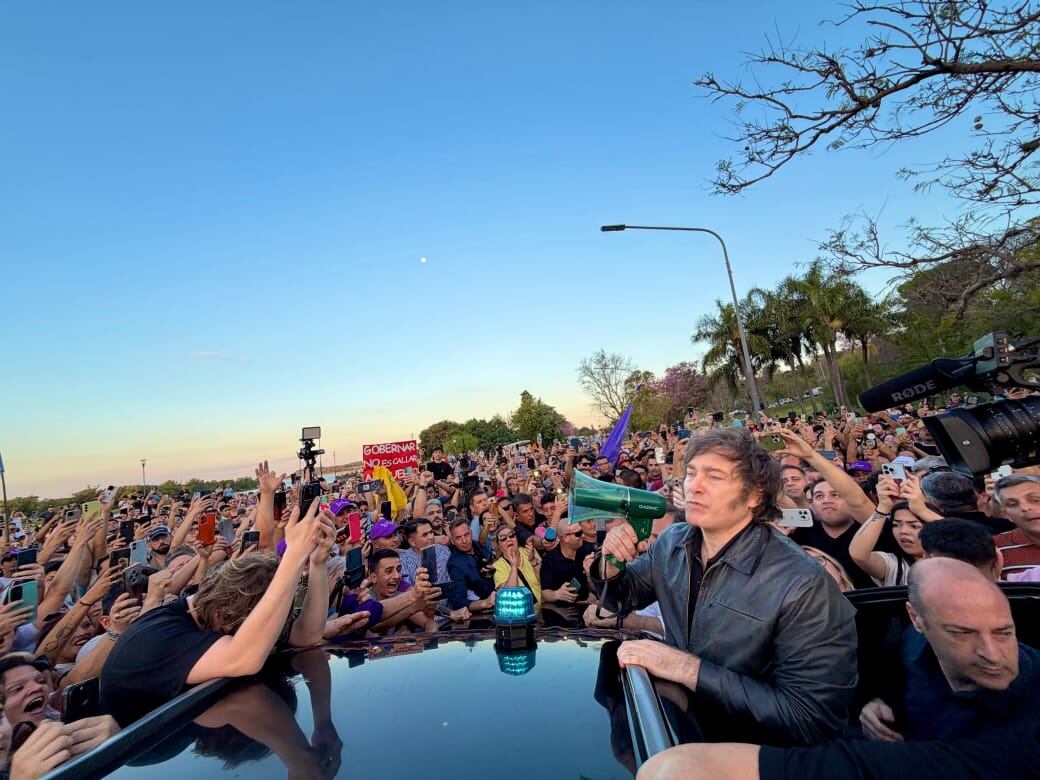 milei-llevo-su-campana-a-entre-rios-reunion-con-su-aliado-frigerio-y-una-recorrida-junto-a-una-multitud-1 Milei llevó su campaña a Entre Ríos: reunión con su aliado Frigerio y una recorrida junto a una multitud