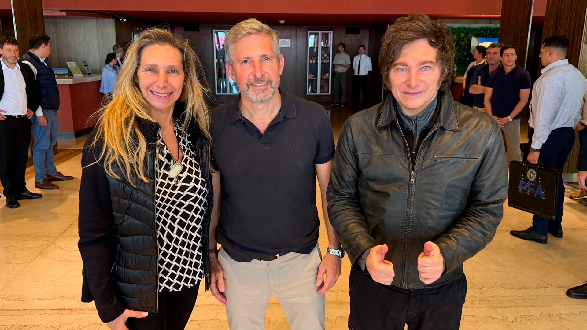 milei-llevo-su-campana-a-entre-rios-reunion-con-su-aliado-frigerio-y-una-recorrida-junto-a-una-multitud-4 Milei llevó su campaña a Entre Ríos: reunión con su aliado Frigerio y una recorrida junto a una multitud