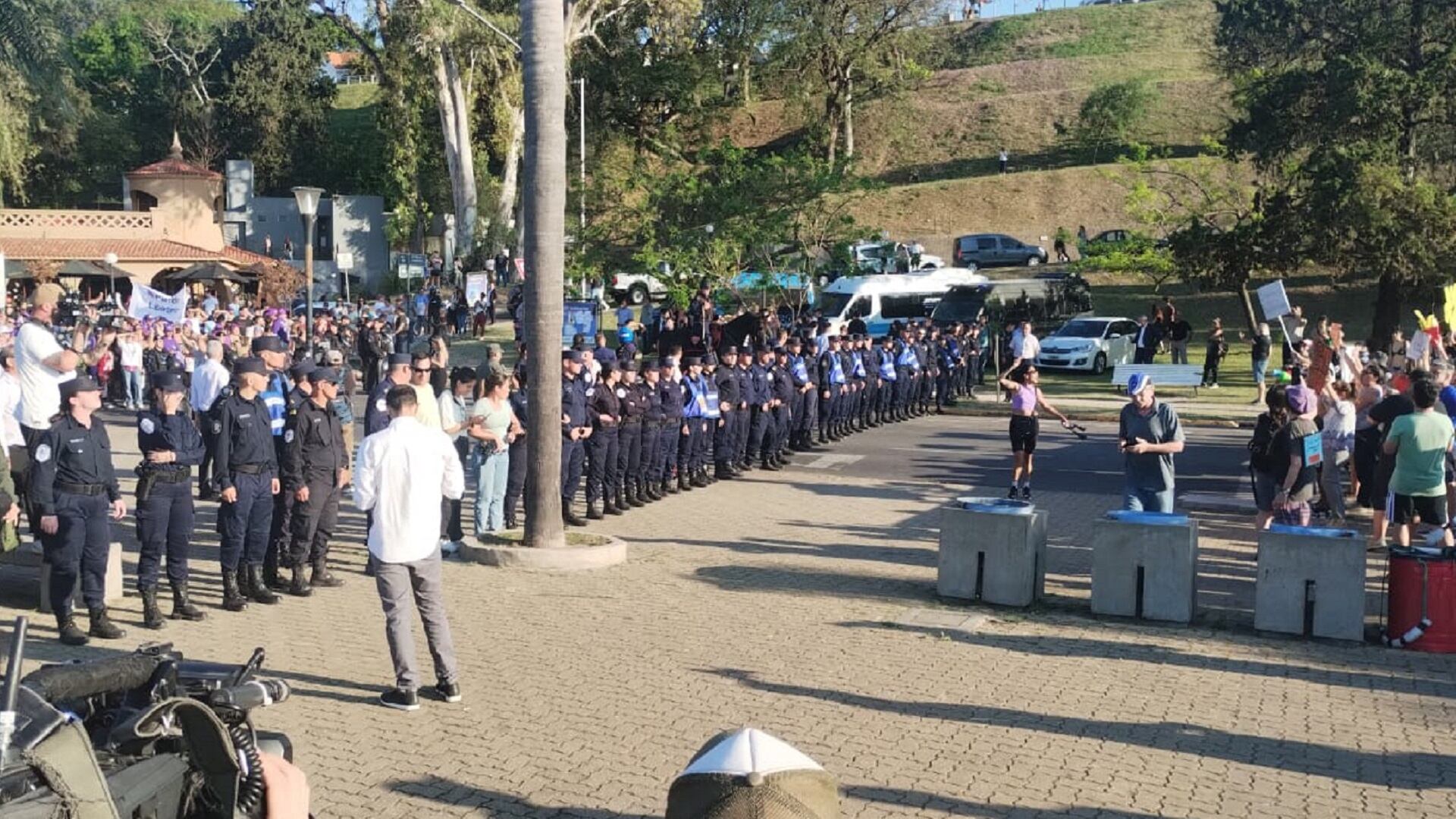 milei-llevo-su-campana-a-entre-rios-reunion-con-su-aliado-frigerio-y-una-recorrida-junto-a-una-multitud-5 Milei llevó su campaña a Entre Ríos: reunión con su aliado Frigerio y una recorrida junto a una multitud