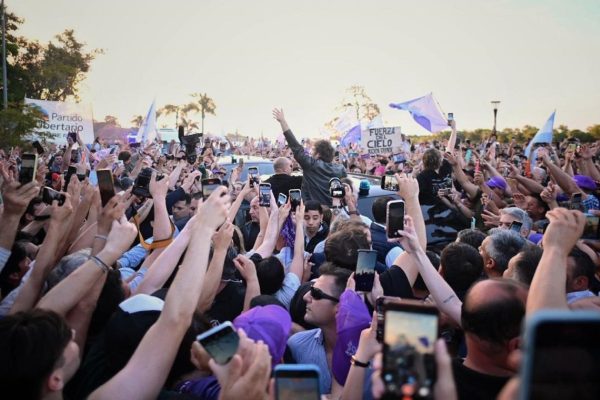 Milei llevó su campaña a Entre Ríos: reunión con su aliado Frigerio y una recorrida junto a una multitud