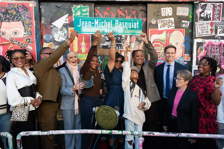 nueva-york-inauguro-la-calle-jean-michel-basquiat-en-honor-al-iconico-artista-neoyorquino-2 Nueva York inauguró la calle Jean-Michel Basquiat en honor al icónico artista neoyorquino