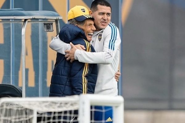 Riquelme, su presencia y su silencio en el adiós a Russo