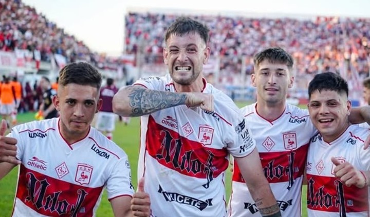 estudiantes-de-rio-cuarto-gano-y-es-el-primer-semifinalista-del-reducido-del-nacional-1 Estudiantes de Río Cuarto ganó y es el primer semifinalista del Reducido del Nacional
