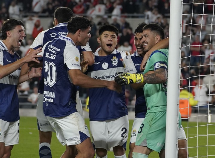gimnasia-de-los-jugadores-que-le-festejaron-el-penal-errado-al-arbitro-a-estar-casi-salvado-del-descenso-1 Gimnasia: de los jugadores que le festejaron el penal errado al árbitro a estar casi salvado del descenso