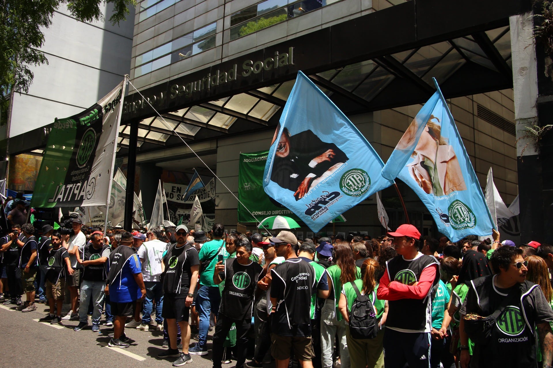 la-policia-aplico-parcialmente-el-protocolo-antipiquetes-y-hubo-cortes-alrededor-del-congreso-2 La policía aplicó parcialmente el protocolo antipiquetes y hubo cortes alrededor del Congreso
