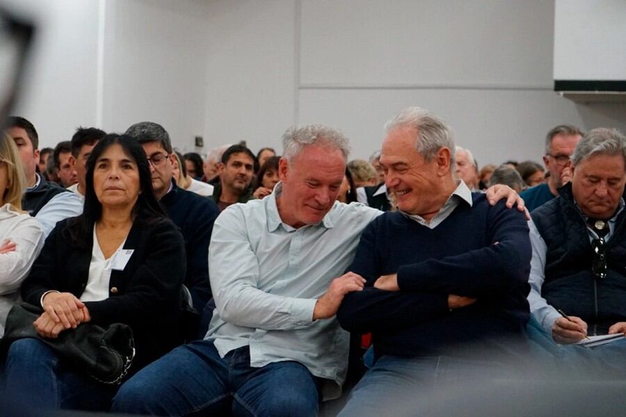 legisladores-radicales-electos-en-las-listas-de-lla-se-sumaran-a-los-bloques-de-la-ucr-y-no-a-los-libertarios-1 Legisladores radicales electos en las listas de LLA se sumarán a los bloques de la UCR y no a los libertarios