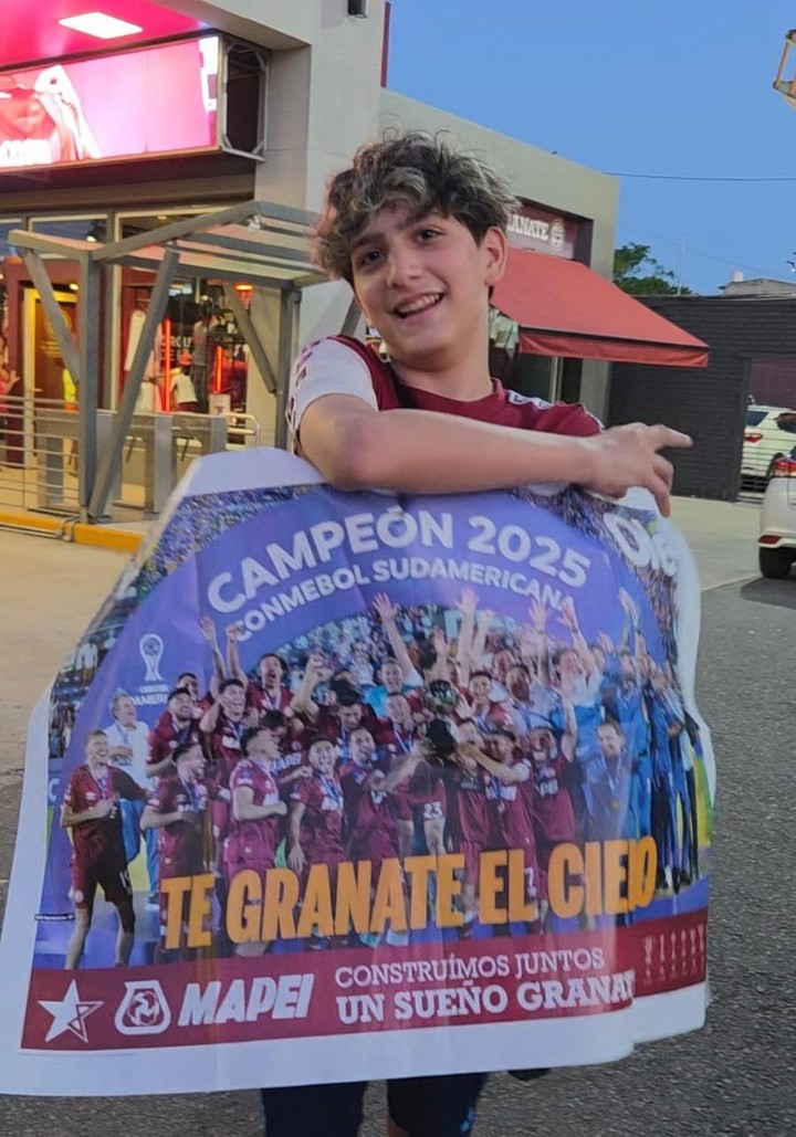 los-hinchas-de-lanus-ya-disfrutan-el-poster-de-ole-1 Los hinchas de Lanús ya disfrutan el póster de Olé
