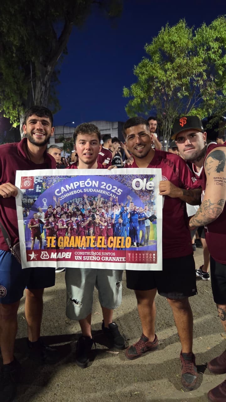 los-hinchas-de-lanus-ya-disfrutan-el-poster-de-ole-2 Los hinchas de Lanús ya disfrutan el póster de Olé