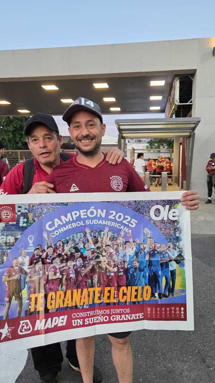 los-hinchas-de-lanus-ya-disfrutan-el-poster-de-ole-3 Los hinchas de Lanús ya disfrutan el póster de Olé