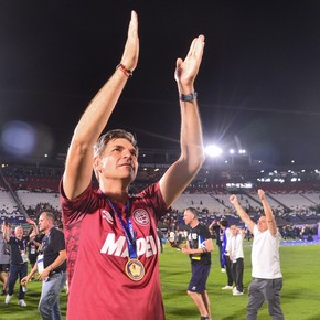 los-hinchas-de-lanus-ya-disfrutan-el-poster-de-ole-6 Los hinchas de Lanús ya disfrutan el póster de Olé