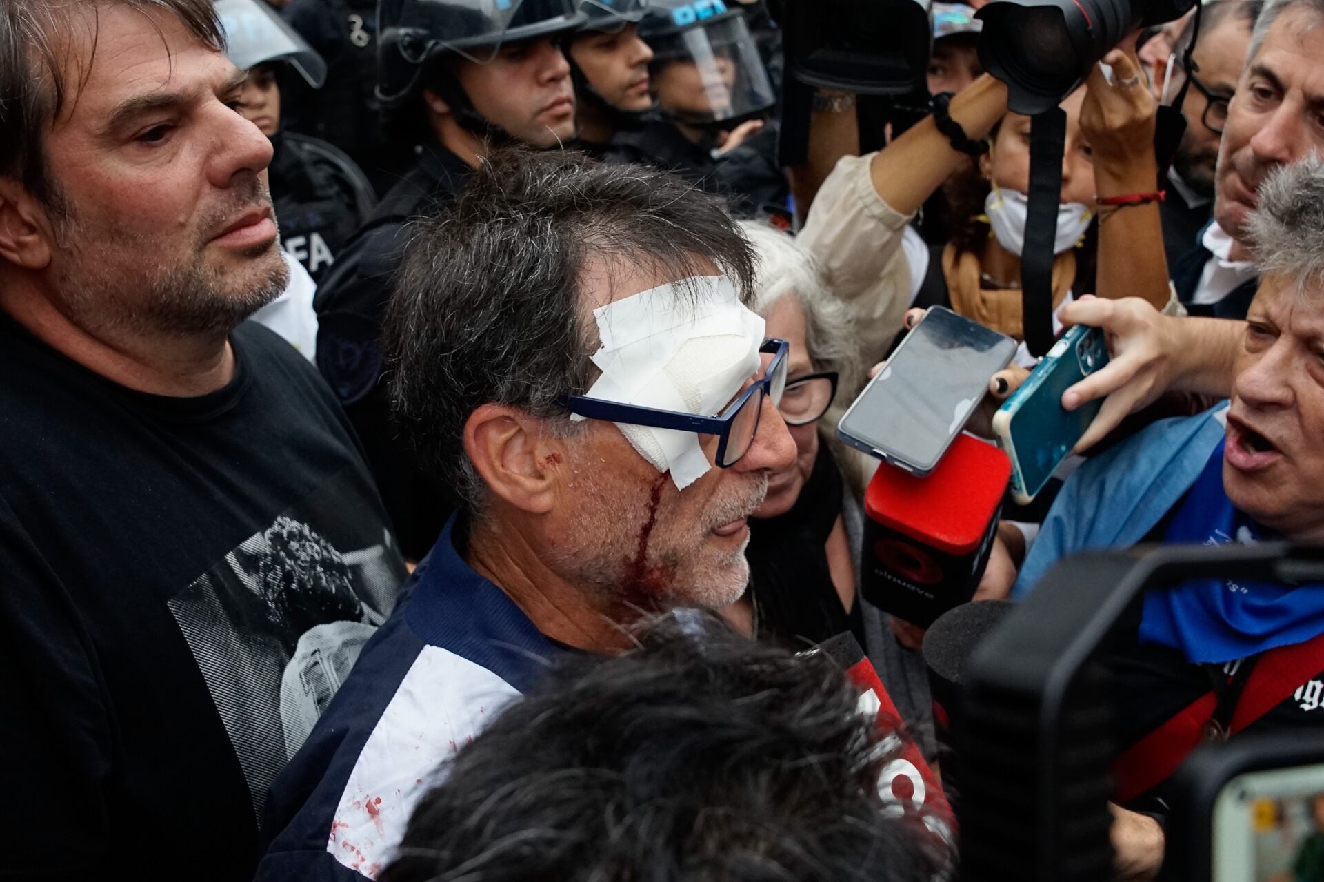 nuevo-miercoles-de-marcha-en-el-congreso-hubo-enfrentamientos-entre-la-policia-y-los-manifestantes-1 Nuevo miércoles de marcha en el Congreso: hubo enfrentamientos entre la policía y los manifestantes