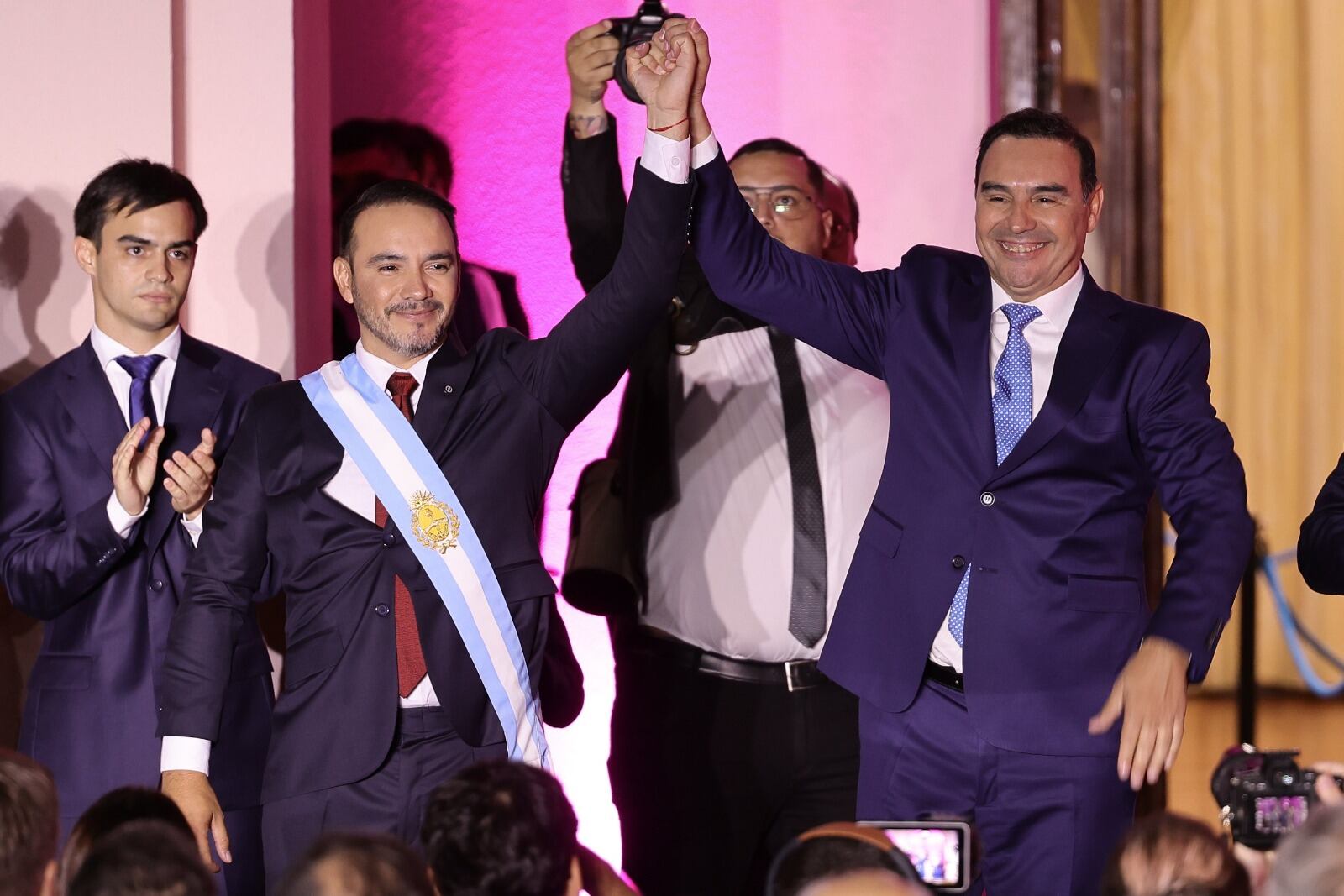 con-mandatarios-provinciales-como-invitados-juan-pablo-valdes-asumio-como-nuevo-gobernador-de-corrientes-4 Con mandatarios provinciales como invitados, Juan Pablo Valdés asumió como nuevo gobernador de Corrientes