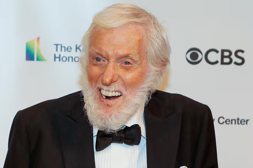 el-secreto-de-dick-van-dyke-para-vivir-100-anos-y-lo-que-mas-sufre-del-paso-del-tiempo-es-frustrante El secreto de Dick Van Dyke para vivir 100 años y lo que más sufre del paso del tiempo: “Es frustrante”