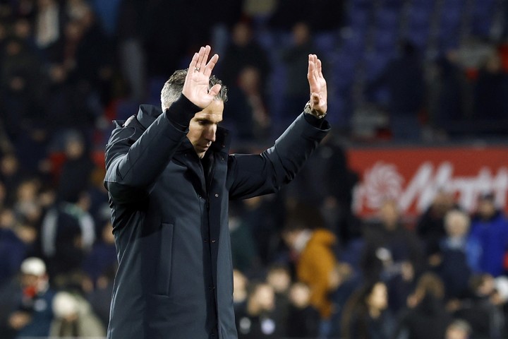 el-tenso-momento-de-van-persie-en-el-feyenoord-con-la-hinchada-1 El tenso momento de Van Persie en el Feyenoord con la hinchada