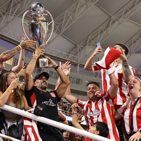 el-tremendo-ano-de-veron-golpe-durisimo-roces-con-afa-y-campeon-en-la-popular-3 El tremendo año de Verón: golpe durísimo, roces con AFA y campeón en la popular