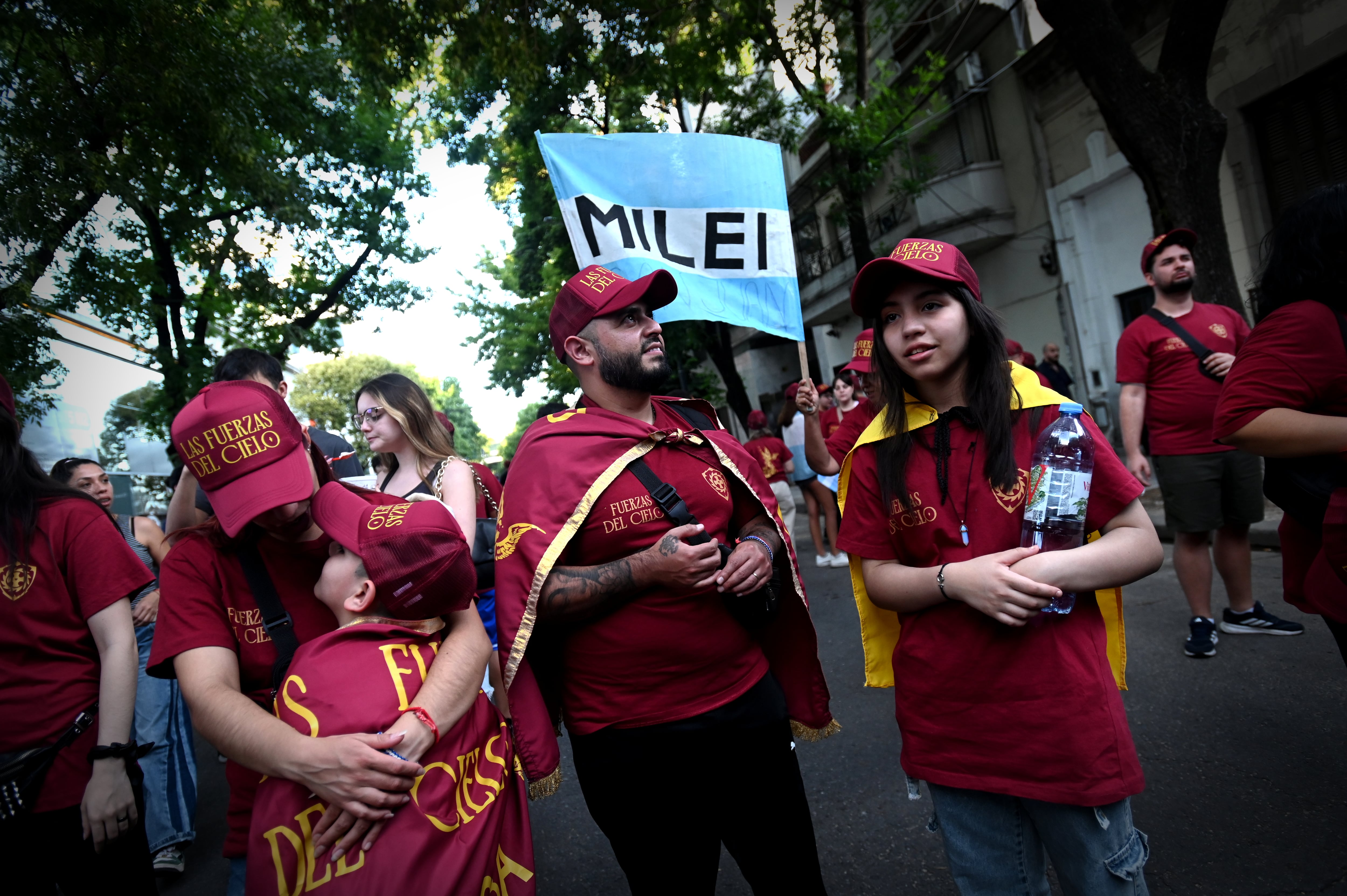 javier-milei-participa-de-un-acto-con-las-fuerzas-del-cielo-en-un-canal-de-streaming-4 Javier Milei participa de un acto con “Las Fuerzas del Cielo” en un canal de streaming