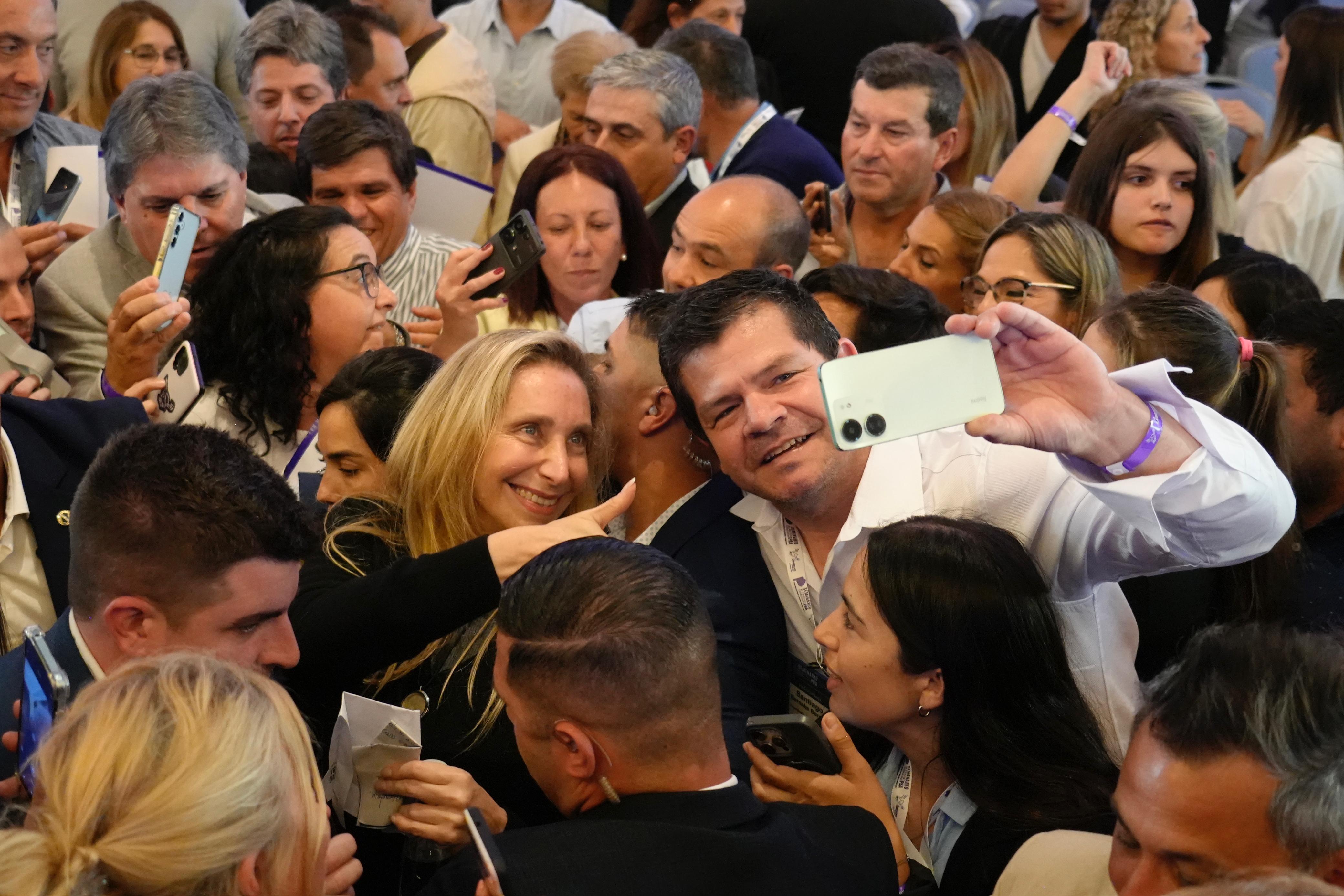 karina-milei-encabezo-un-acto-en-mar-del-plata-para-preparar-la-estrategia-en-el-congreso-y-la-disputa-de-poder-en-pba-1 Karina Milei encabezó un acto en Mar del Plata para preparar la estrategia en el Congreso y la disputa de poder en PBA