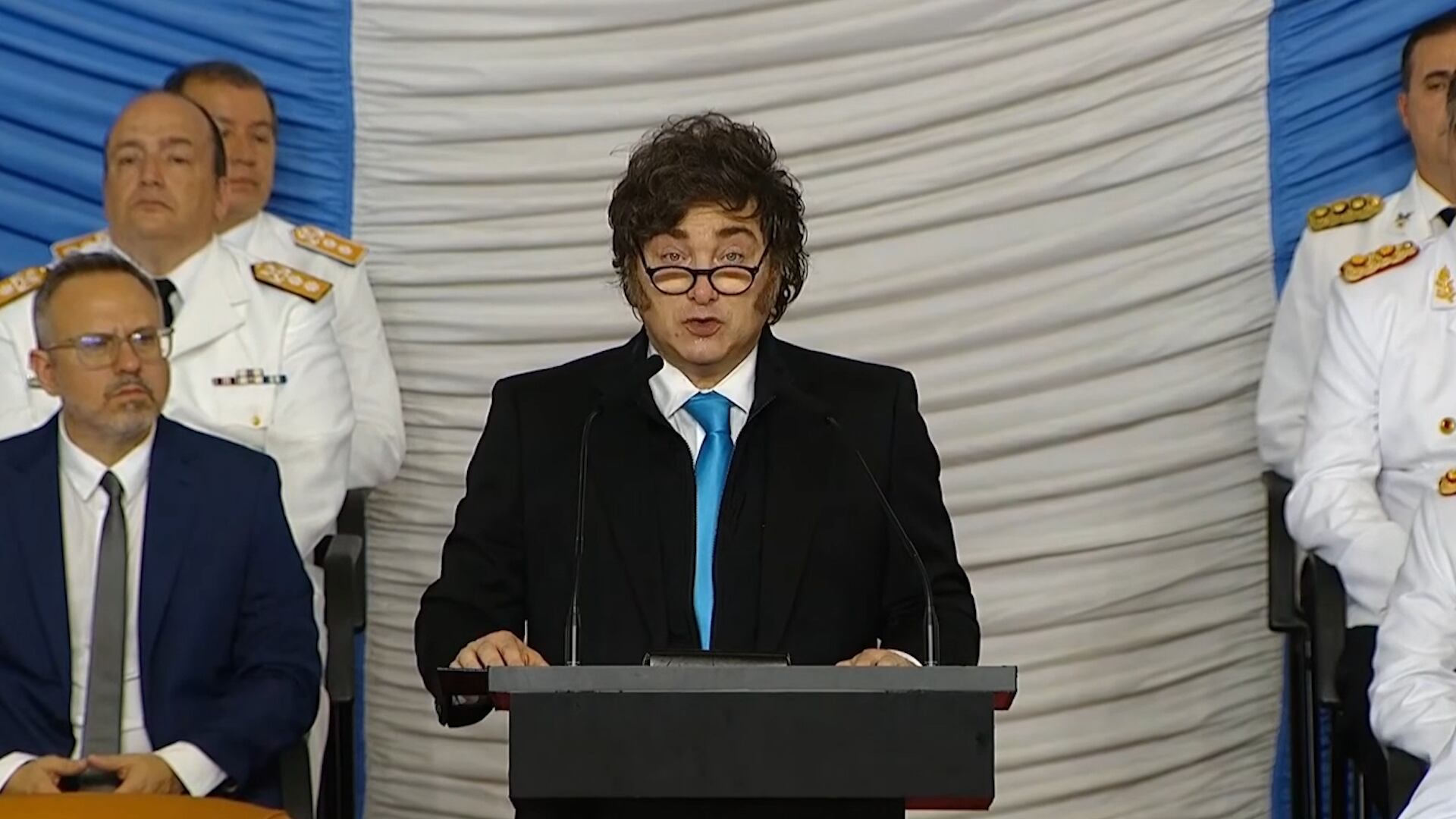 milei-entrego-sables-y-medallas-a-una-nueva-camada-de-las-fuerzas-armadas-defiendan-al-pais-el-gobierno-los-defendera-a-ustedes-1 Milei entregó sables y medallas a una nueva camada de las Fuerzas Armadas: “Defiendan al país, el gobierno los defenderá a ustedes”