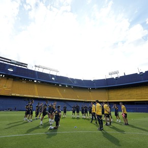 riquelme-con-los-pibes-de-reserva-como-un-campeon-mas-2 Riquelme, con los pibes de Reserva, como un campeón más...