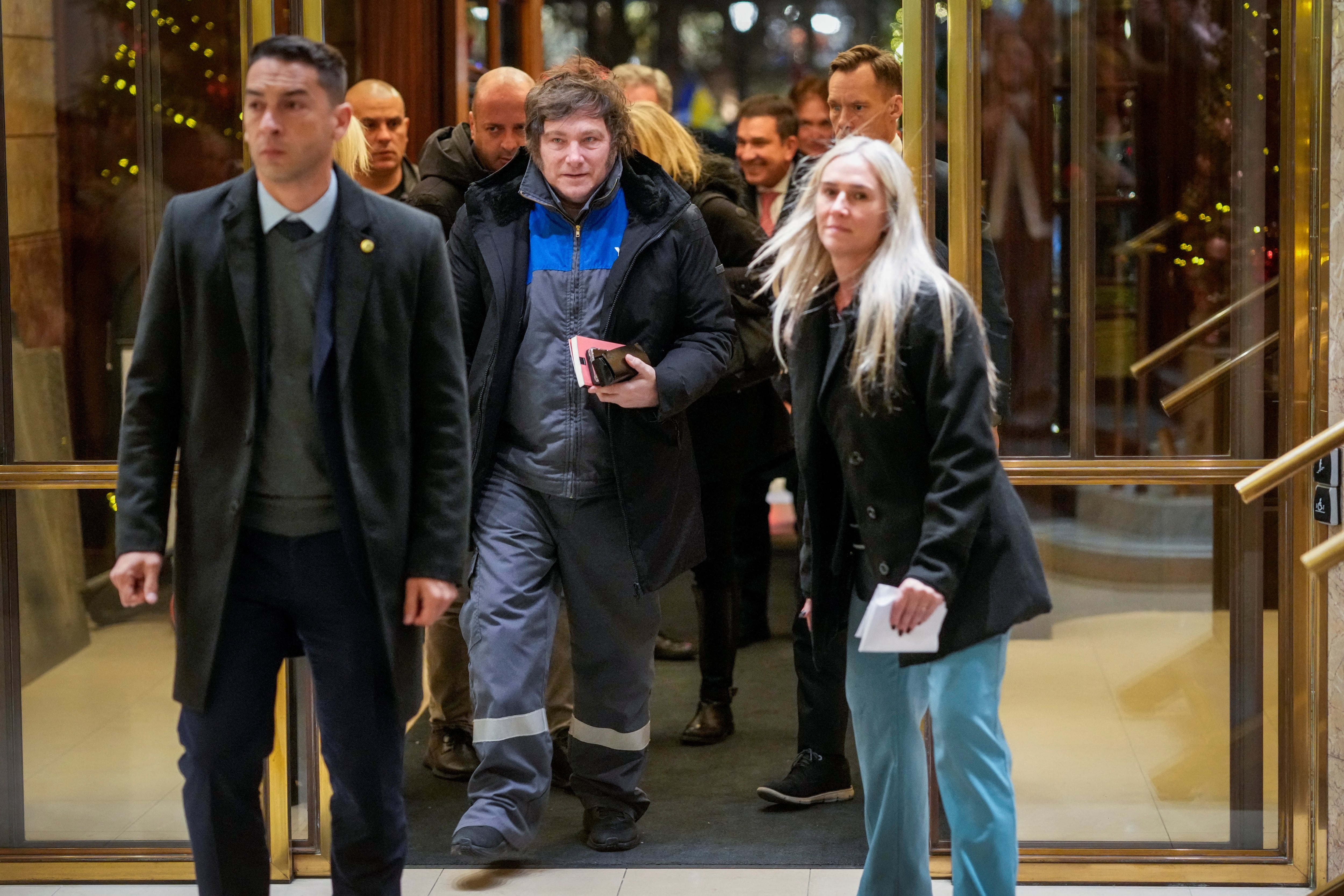 se-parece-a-mi-javier-milei-se-sorprendio-con-un-seguidor-y-le-regalo-un-mameluco-de-ypf-2 “Se parece a mí”: Javier Milei se sorprendió con un seguidor y le regaló un mameluco de YPF