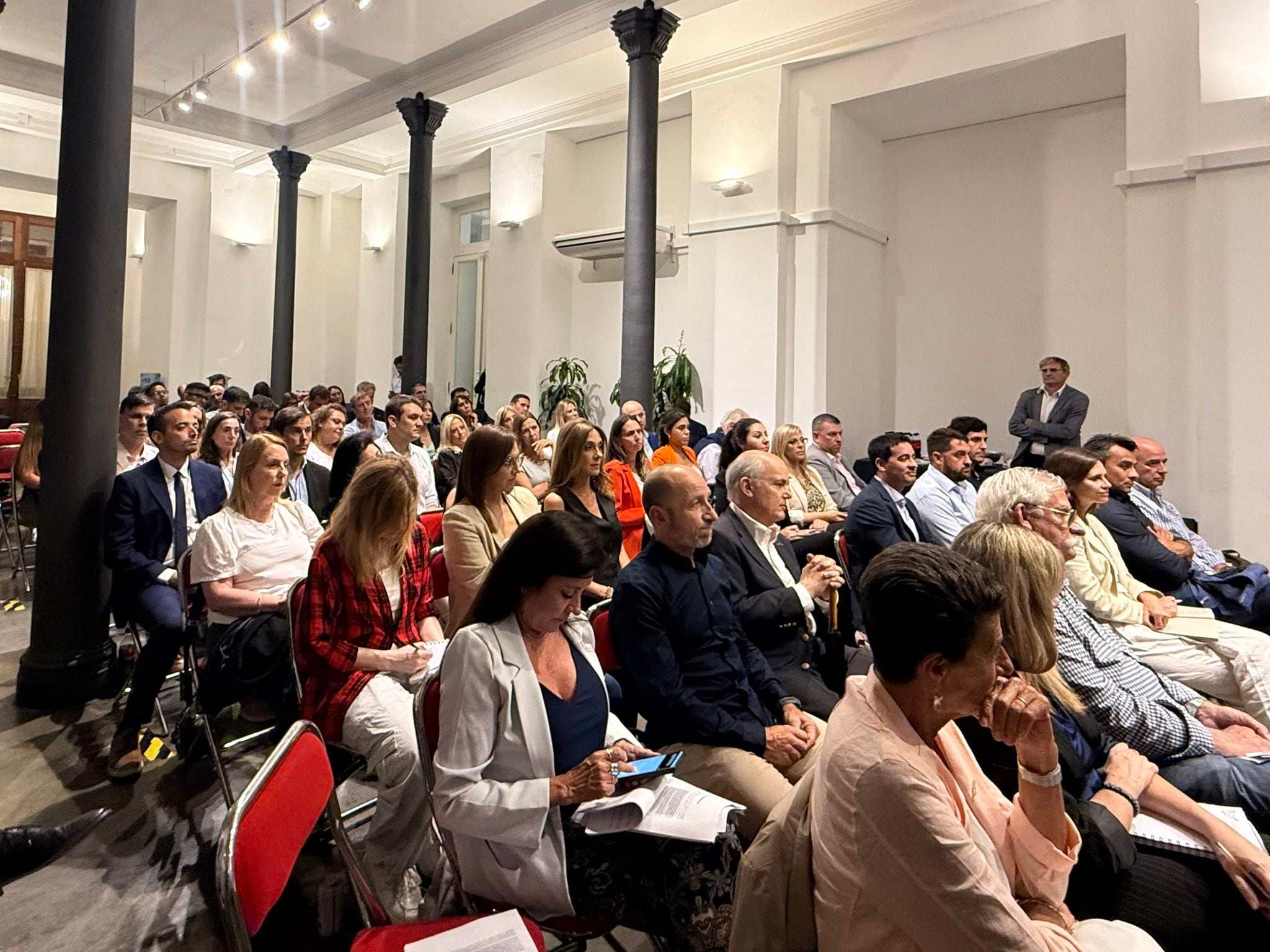 sturzenegger-se-reunio-con-diputados-libertarios-les-explico-las-propuestas-del-consejo-de-mayo-y-regalo-pines-de-motosierra-1 Sturzenegger se reunió con diputados libertarios, les explicó las propuestas del Consejo de Mayo y regaló pines de motosierra