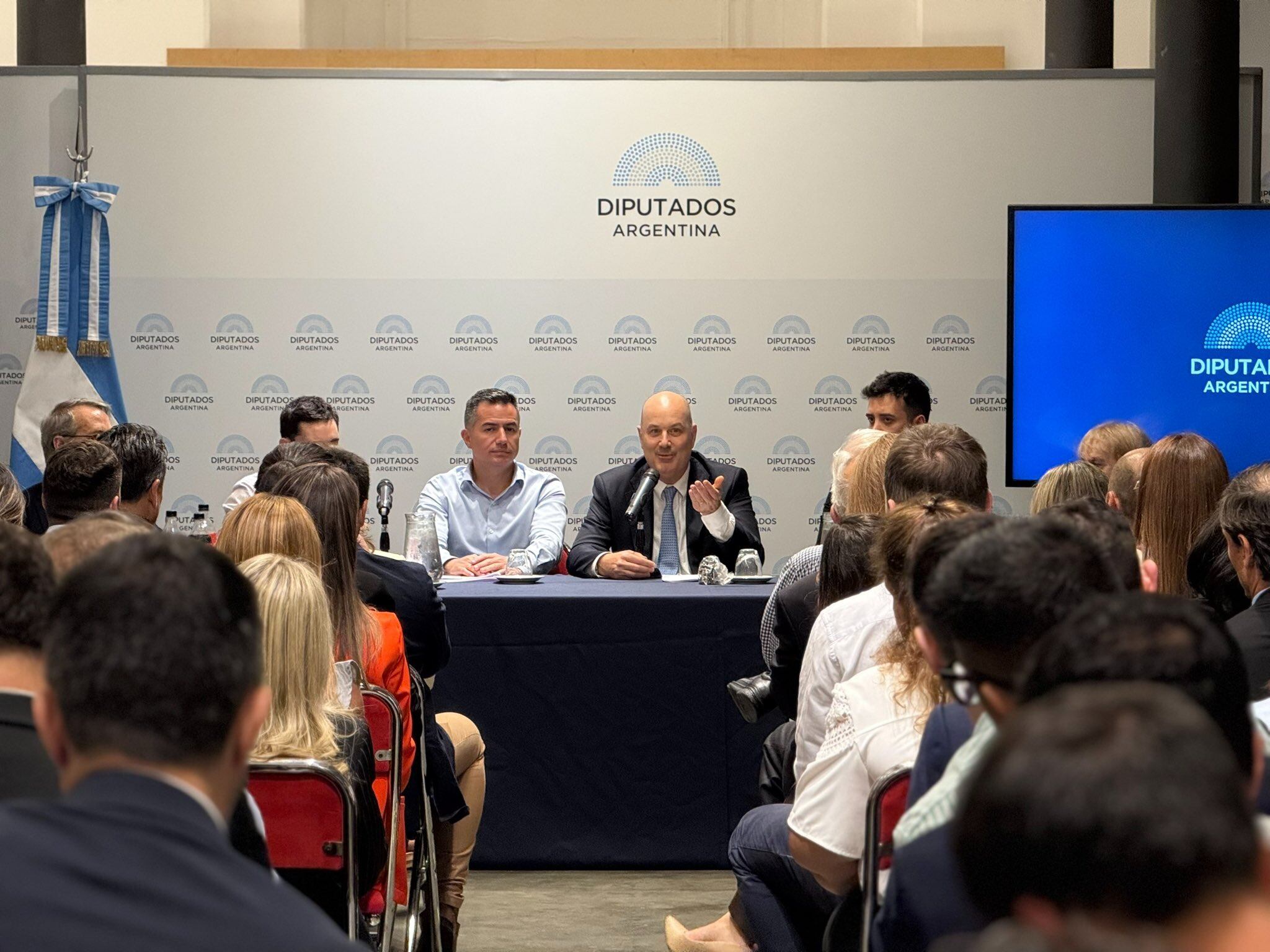 sturzenegger-se-reunio-con-diputados-libertarios-les-explico-las-propuestas-del-consejo-de-mayo-y-regalo-pines-de-motosierra Sturzenegger se reunió con diputados libertarios, les explicó las propuestas del Consejo de Mayo y regaló pines de motosierra