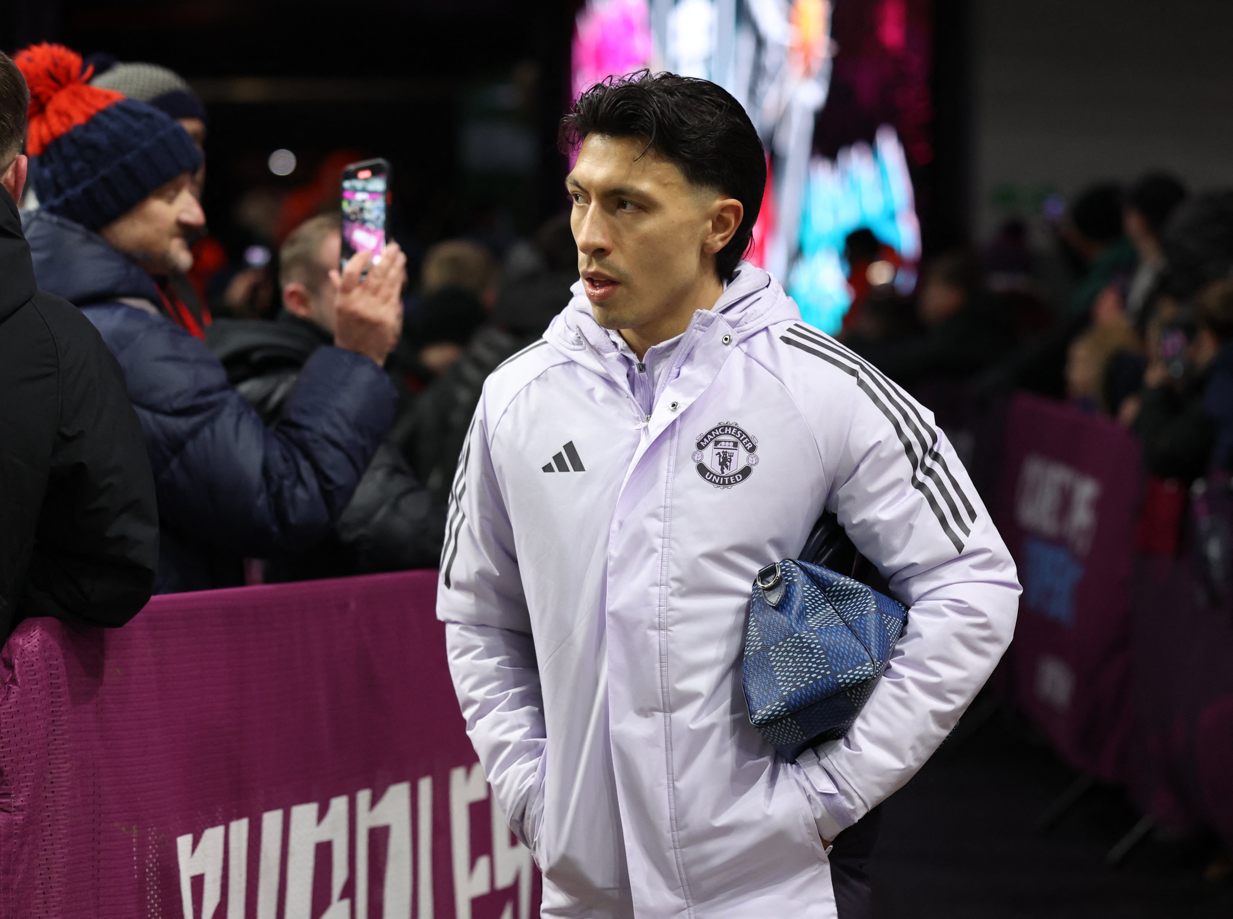 Lisandro Martínez dejó atrás una rotura del ligamento cruzado anterior de la rodilla izquierda sufrida en febrero pasado (Crédito: Reuters/Russell Cheyne)